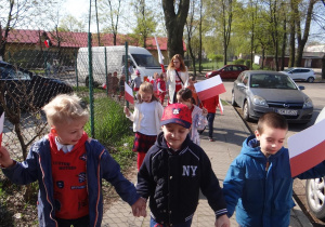 Przedszkolaki podczas spaceru na Plac Kościuszki